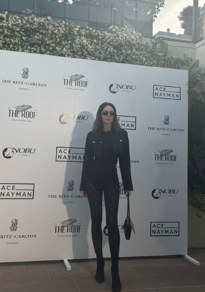 Serenay Sarıkaya giymişti! Defne Samyeli de “çorap üstü body” akımına uydu