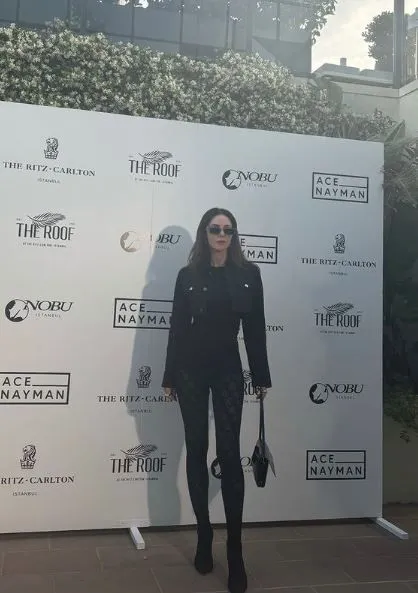 Serenay Sarıkaya giymişti! Defne Samyeli de “çorap üstü body” akımına uydu