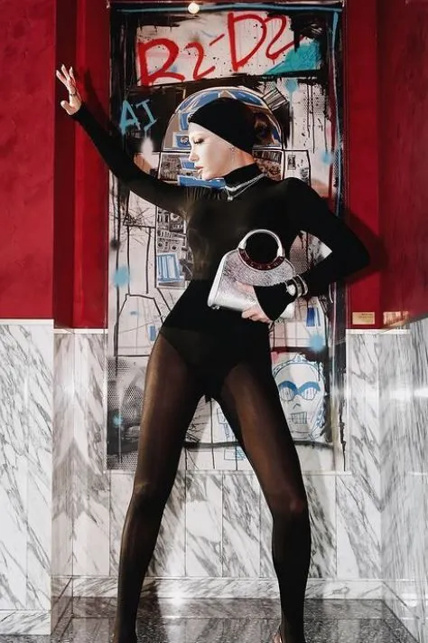 Serenay Sarıkaya giymişti! Defne Samyeli de “çorap üstü body” akımına uydu