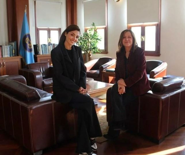 Üniversiteye geri dönen Hande Erçel'den okul pozu