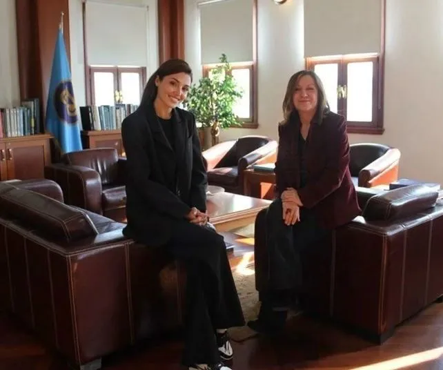 Üniversiteye geri dönen Hande Erçel'den okul pozu