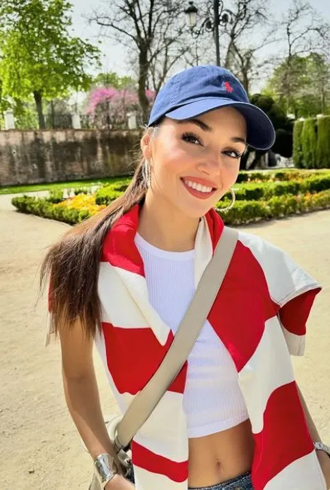 Üniversiteye geri dönen Hande Erçel'den okul pozu