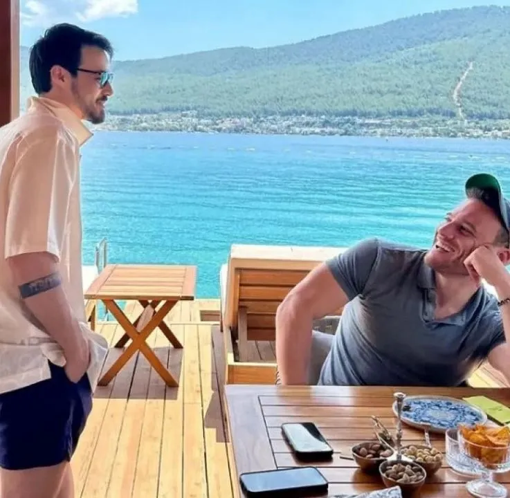 'Kızıl Goncalar'ın 'Cüneyd'i Mert Yazıcıoğlu tatil sezonunu açtı