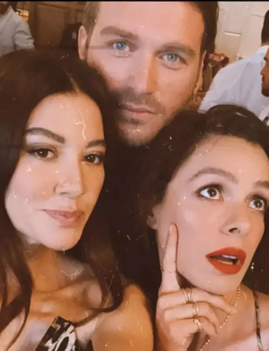 Özge Özpirinçci'den Kıvanç Tatlıtuğ ile paylaşım: Kıvanç'tan daha sarışınım