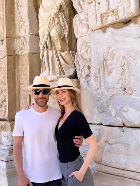 Demet Şener takipçilerini eski yıllara götürdü paylaştı! Çocukluk yıllarına ait fotoğrafını paylaştı