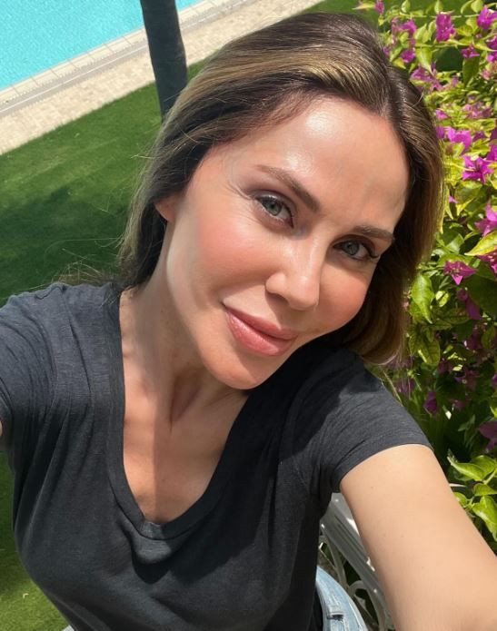 Demet Şener takipçilerini eski yıllara götürdü paylaştı! Çocukluk yıllarına ait fotoğrafını paylaştı