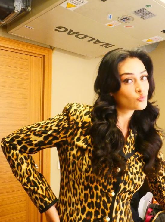 Esra Bilgiç'in leopar tarzı beğeni topladı