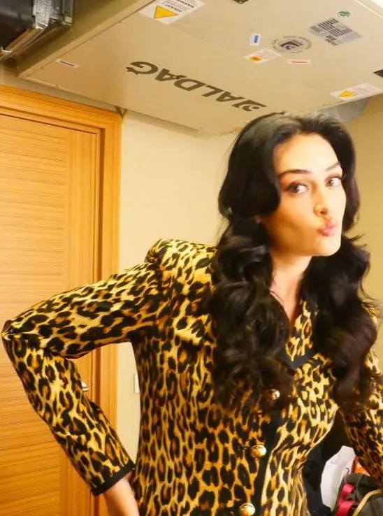 Esra Bilgiç'in leopar tarzı beğeni topladı