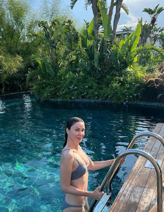 Kim der 47 yaşında! Demet Şener'in tatil pozları sosyal medyada beğeni topladı