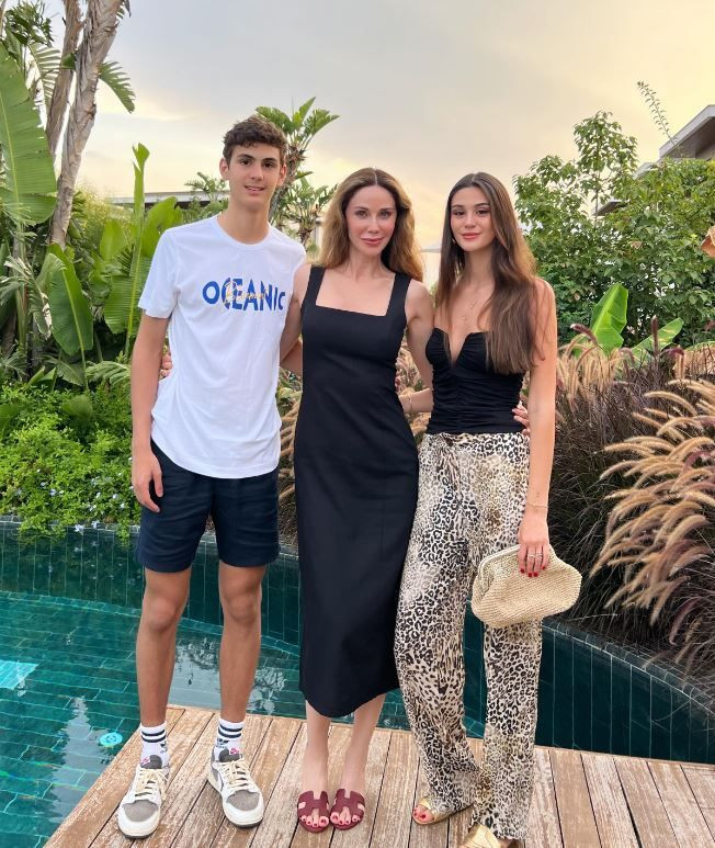 Kim der 47 yaşında! Demet Şener'in tatil pozları sosyal medyada beğeni topladı
