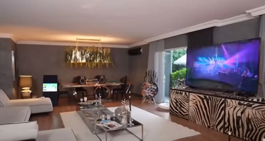 Seren Serengil villasının kapılarını ilk kez açtı! İşte bahçesi, mutfağı, giyinme ve takı odası Seren Serengil villasının kapılarını ilk kez açtı! İşte bahçesi, mutfağı, giyinme ve takı odası