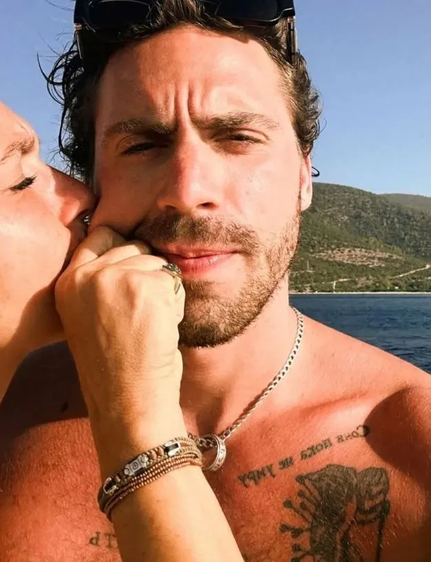 Yalı Çapkını'nın Kaya'sı Taro Emir Tekin'den annesi Şevval Sam ile tatil pozları