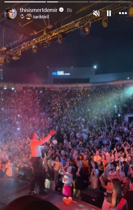 Serenay Sarıkaya sevgilisi Mert Demir'in Harbiye konserine gitti! Sevgilisi için giydiği tişört ile dikkat çekti