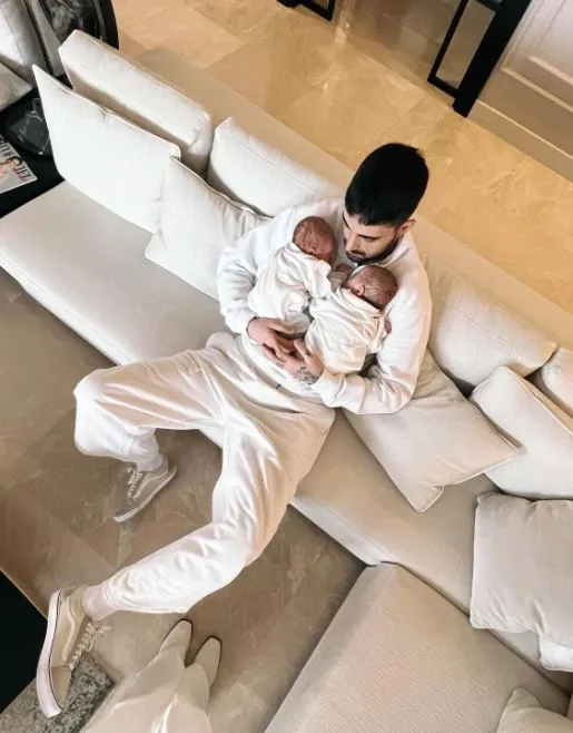 Yasemin Şefkatli ve İdo Tatlıses ikizlerinin yüzünü ilk kez paylaştı