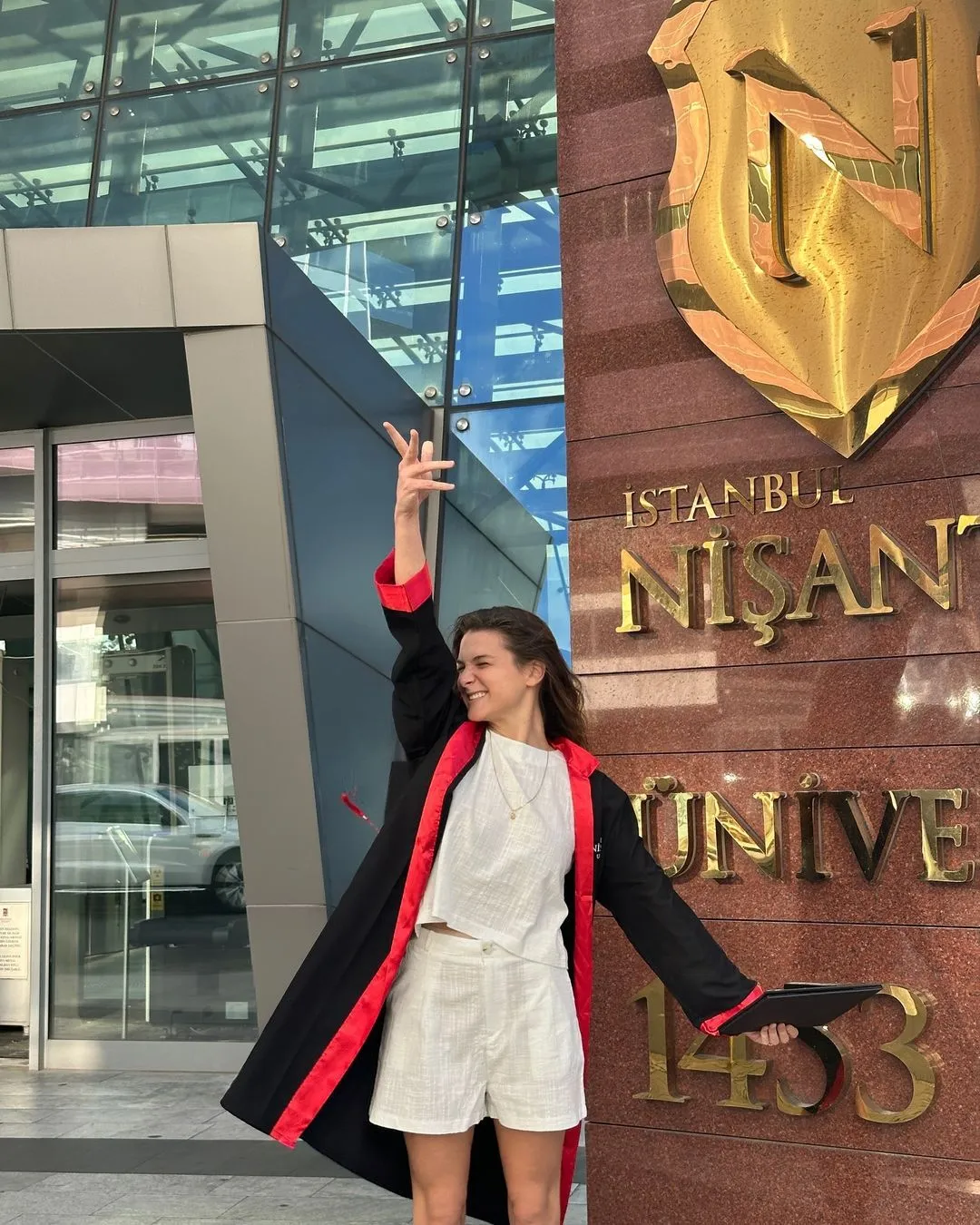 Üniversiteden mezun olan Nisa Bölükbaşı sevincini böyle paylaştı