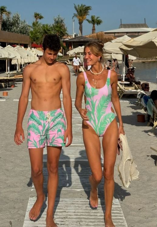 Çağla Şıkel'den oğlu Kuzey ile tatil pozları