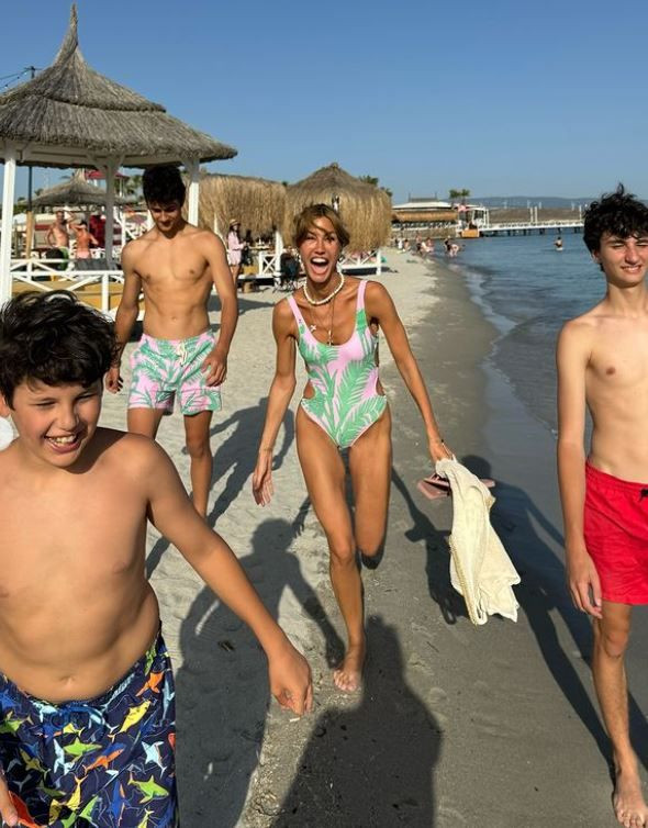Çağla Şıkel'den oğlu Kuzey ile tatil pozları