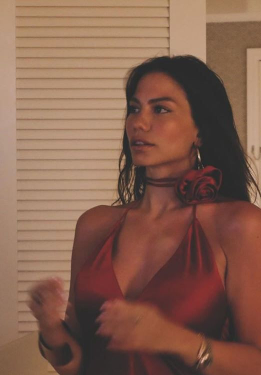 Oyuncu Demet Özdemir kırmızı elbiseli yeni pozlarını paylaştı! Özdemir'in stili beğeni topladı