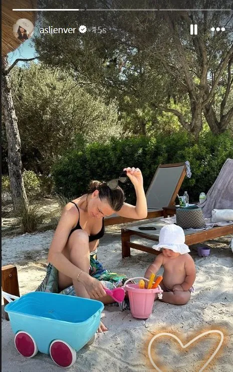 Aslı Enver kızı Elay’la tatile çıktı! Kumda oynadıkları sevimli anlar beğendi topladı