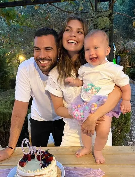 Aslı Enver kızı Elay’la tatile çıktı! Kumda oynadıkları sevimli anlar beğendi topladı