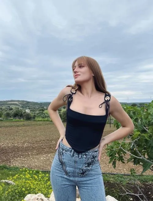 İzmir'e yerleşmişti! Oyuncu Gizem Karaca "Konumuz huzur" diyerek lüks villasını paylaştı