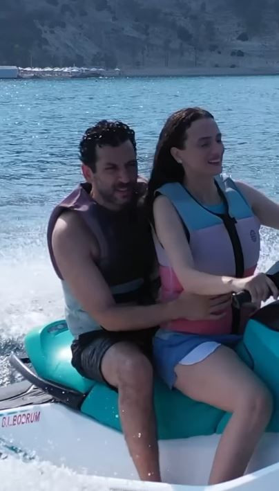 Murat Yıldırım, ailesiyle tatile çıktı! Eşiyle jet ski'ye bindiği anları paylaştı