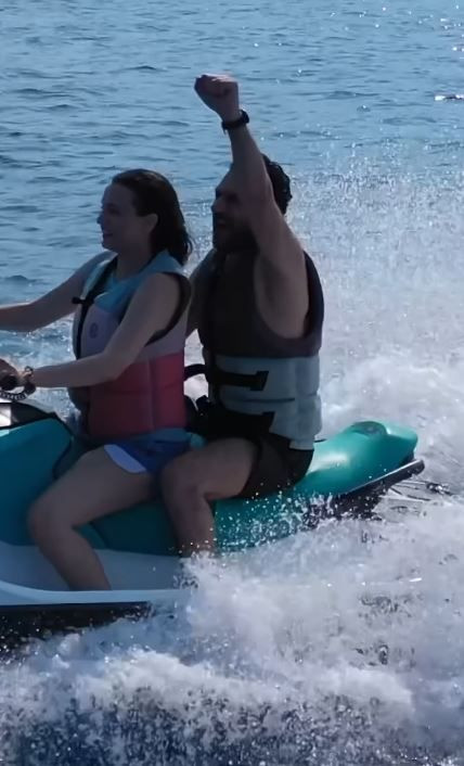 Murat Yıldırım, ailesiyle tatile çıktı! Eşiyle jet ski'ye bindiği anları paylaştı