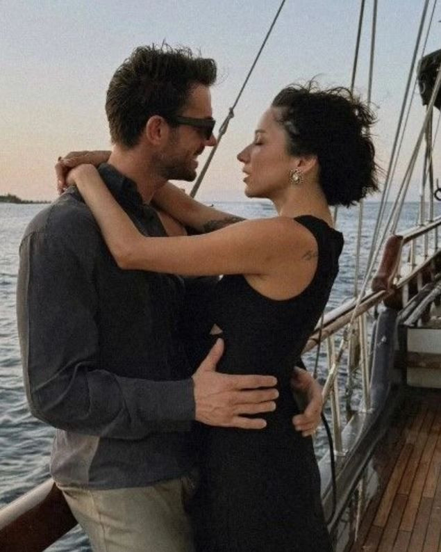 Zeynep Bastık ve Serkay Tütüncü'den yeni aşk pozları