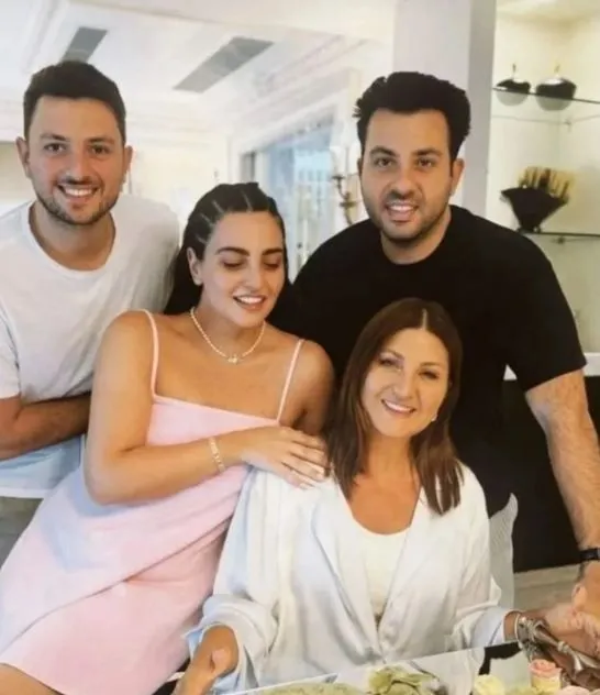 54 yaşına girecek olan Sibel Can'a çocuklarından erken kutlama