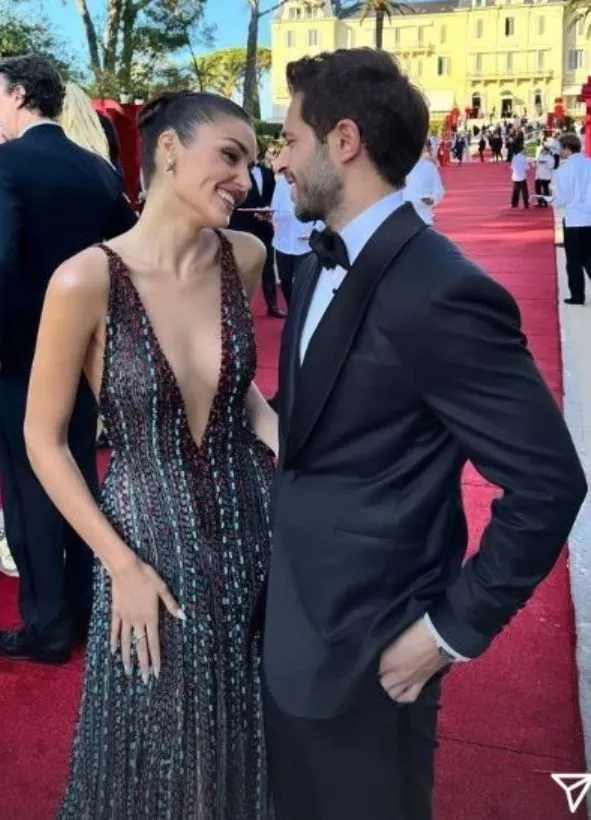 Hakan Sabancı'dan sevgilisi Hande Erçel ile Mikonos tatilinden paylaşım