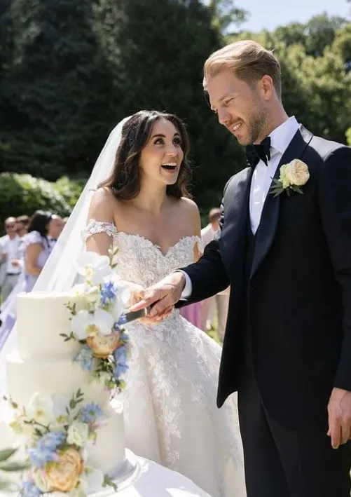 Şarkıcı Karsu Dönmez ile Mike Schrama evlendi! İşte düğünden kareler