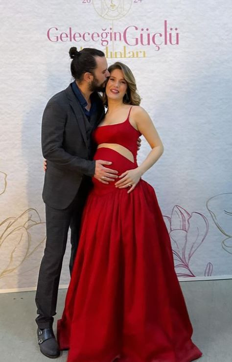 Burcu Biricik ve eşi Emre Yetkin, 8. evlilik yıl dönümlerini kutladı