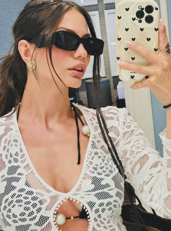 Demet Özdemir'den havuz pozları