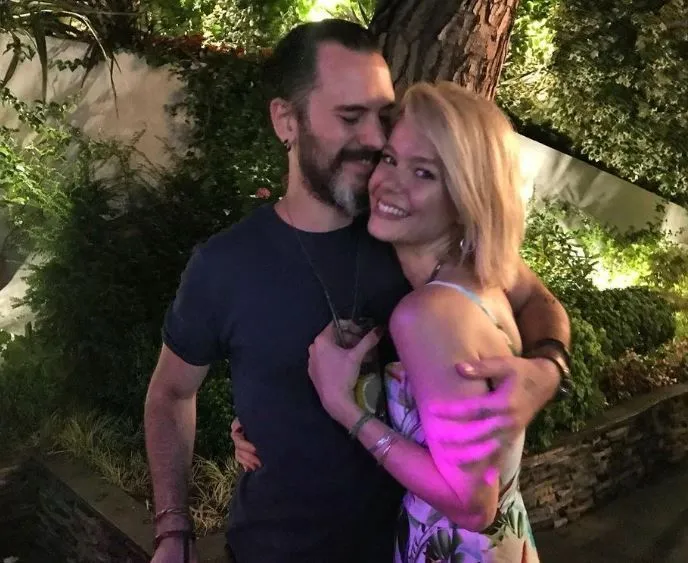 Burcu Biricik ve eşi Emre Yetkin, 8. evlilik yıl dönümlerini kutladı