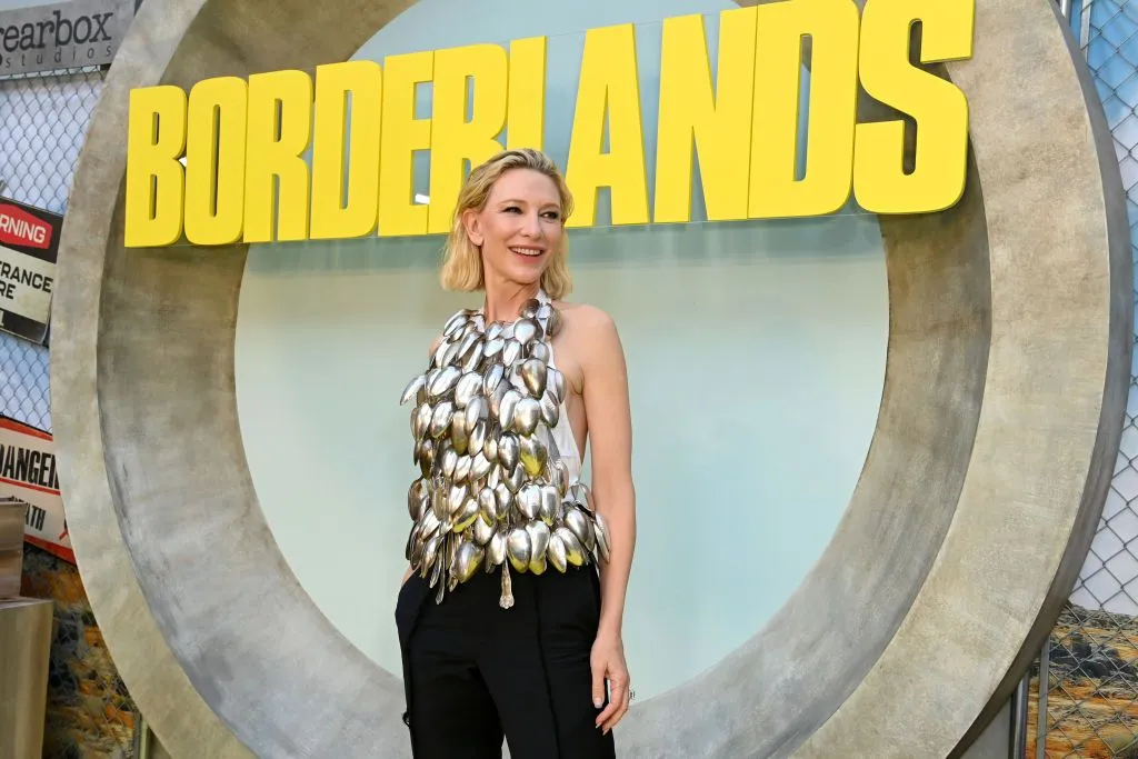 Cate Blanchett yeni filminin galasında kaşıktan kıyafet giydi