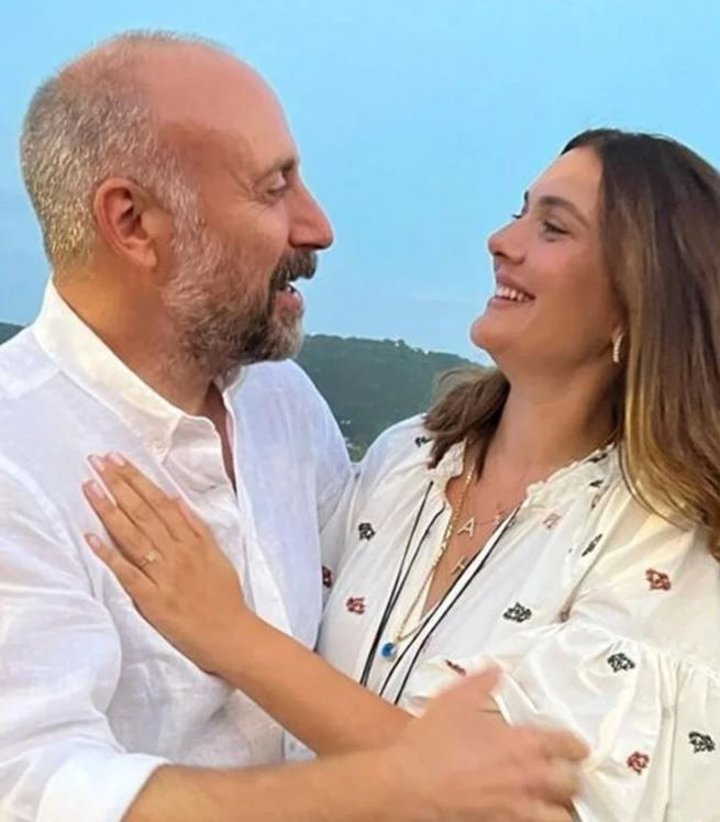 Bergüzar Korel'den duygulandıran paylaşım: Annem, babam ve Halit aynı sahnede