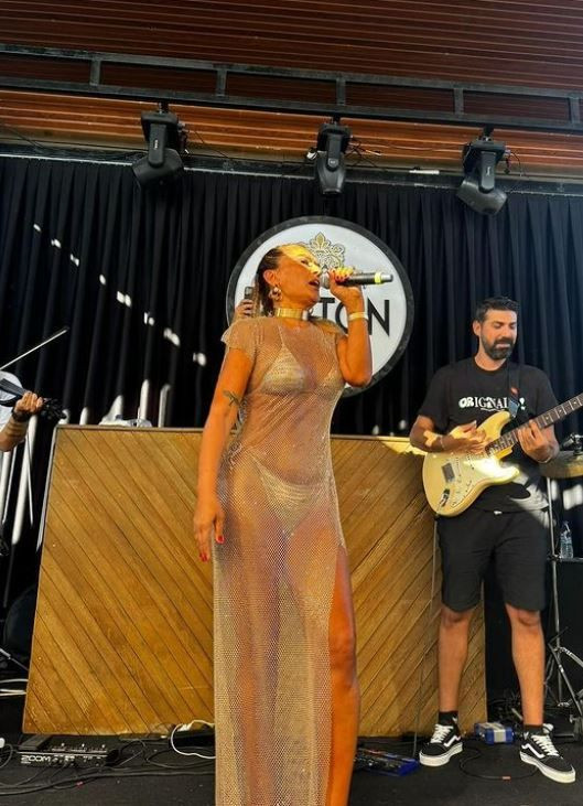 Demet Akalın sahne kıyafetine gelen yorumlara yanıt verdi