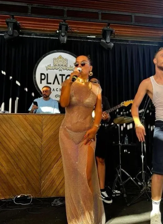 Demet Akalın sahne kıyafetine gelen yorumlara yanıt verdi