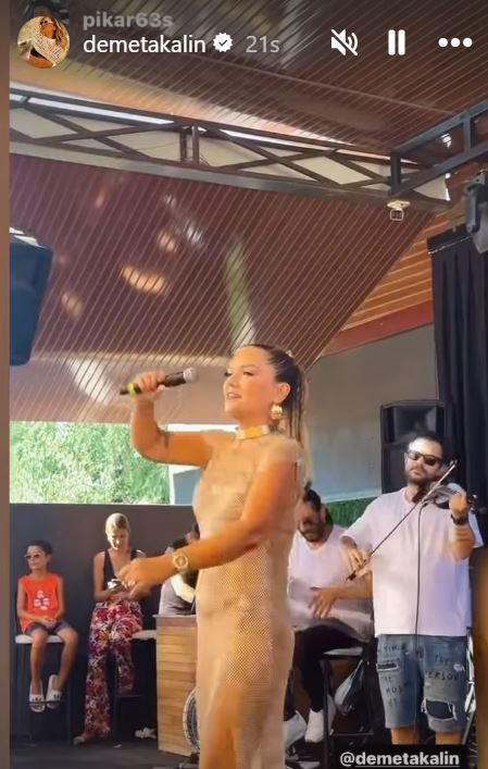 Demet Akalın sahne kıyafetine gelen yorumlara yanıt verdi