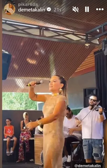 Demet Akalın sahne kıyafetine gelen yorumlara yanıt verdi