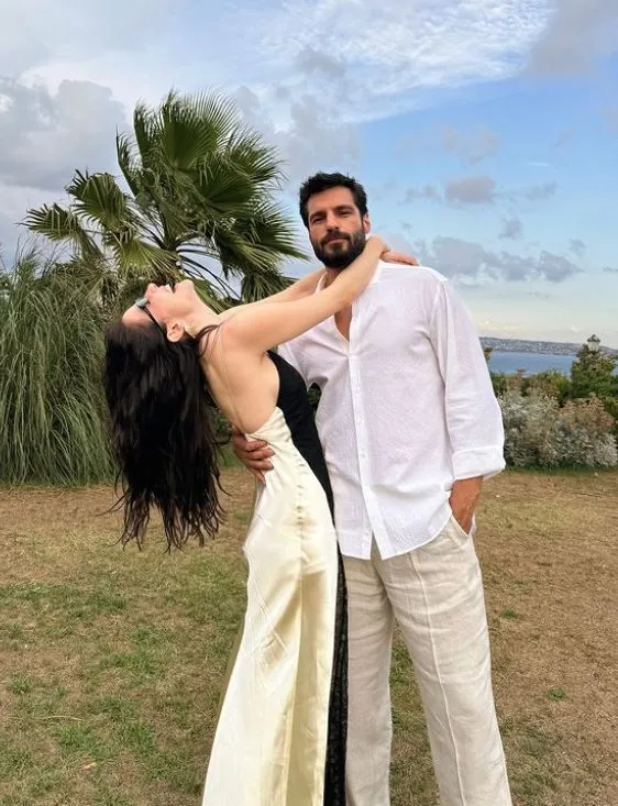 Özge Gürel ile Serkan Çayoğlu'ndan evlilik yıl dönümü kutlaması: "2'nci yılın dibini sıyırdık"