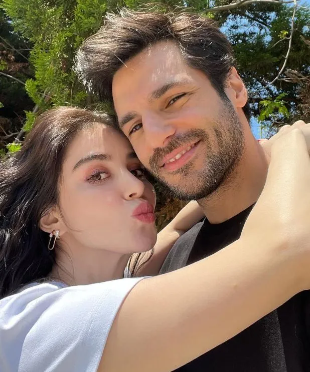 Özge Gürel ile Serkan Çayoğlu'ndan evlilik yıl dönümü kutlaması: "2'nci yılın dibini sıyırdık"