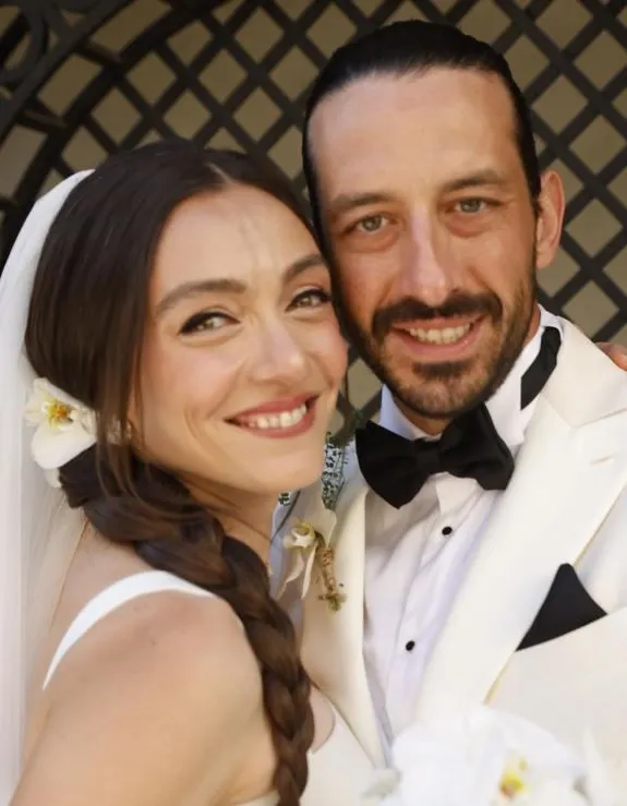 Ünlü oyuncu Merve Dizdar eşi Cihan Ayger'le tatil pozlarını paylaştı