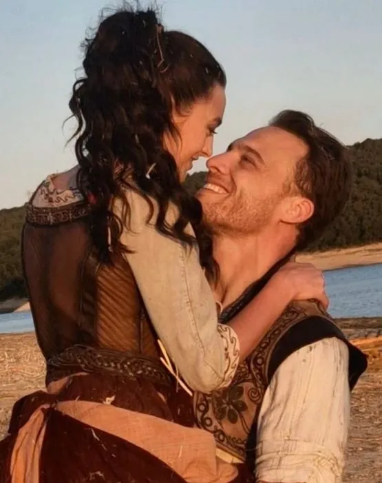 Kerem Bürsin ve Melis Sezen'li "Son Of A Rich"in setinden ilk kareler geldi! Fotoğraflar sosyal medyada ilgi gördü