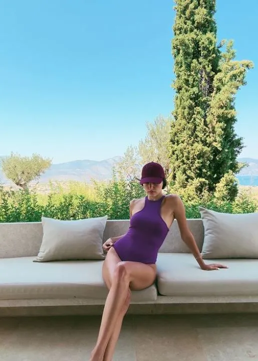 Hande Erçel şimdi de rotasını Atina'ya çevirdi! Yeni tatil pozlarına beğeni yağdı