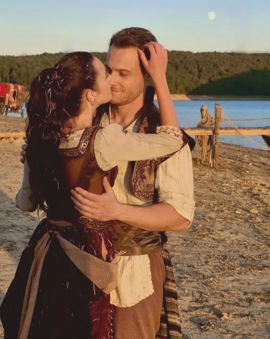 Kerem Bürsin ve Melis Sezen'li "Son Of A Rich"in setinden ilk kareler geldi! Fotoğraflar sosyal medyada ilgi gördü
