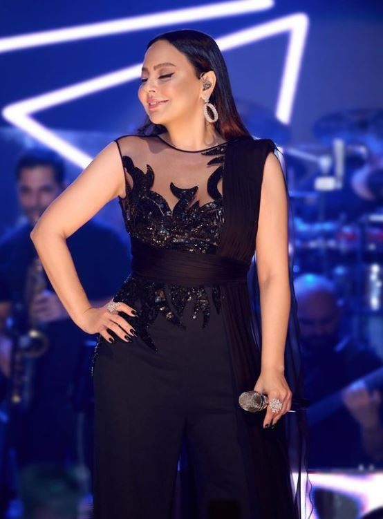 Ebru Gündeş hayranlarını korkuttu! Konserine rahatsızlanarak ara verdi