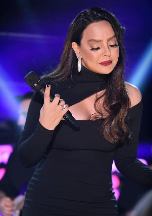 Ebru Gündeş hayranlarını korkuttu! Konserine rahatsızlanarak ara verdi