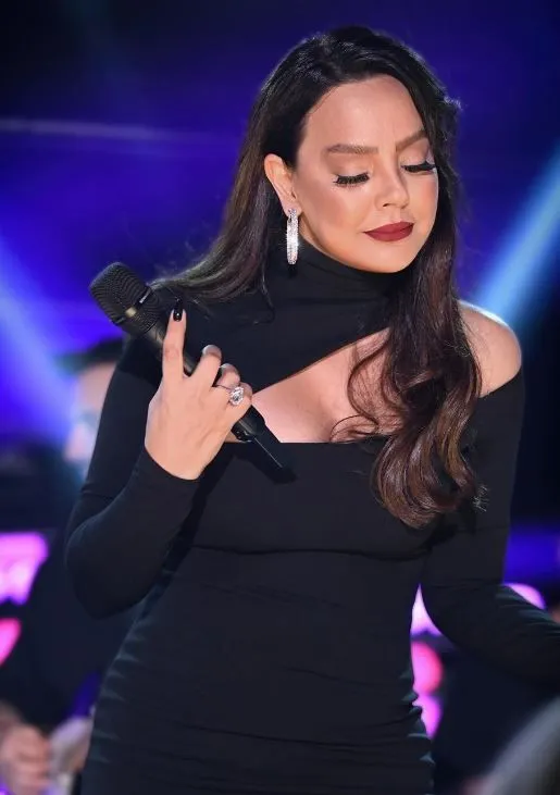 Ebru Gündeş hayranlarını korkuttu! Konserine rahatsızlanarak ara verdi