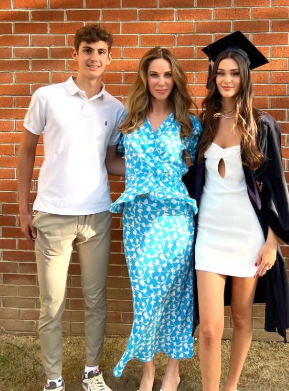 Demet Şener oğlu ve kızı ile Paris'e gitti: Paris'ten sevgiler